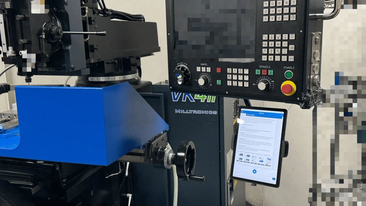 Планшет с ассистентом установлен рядом с пультом станка Milltronics